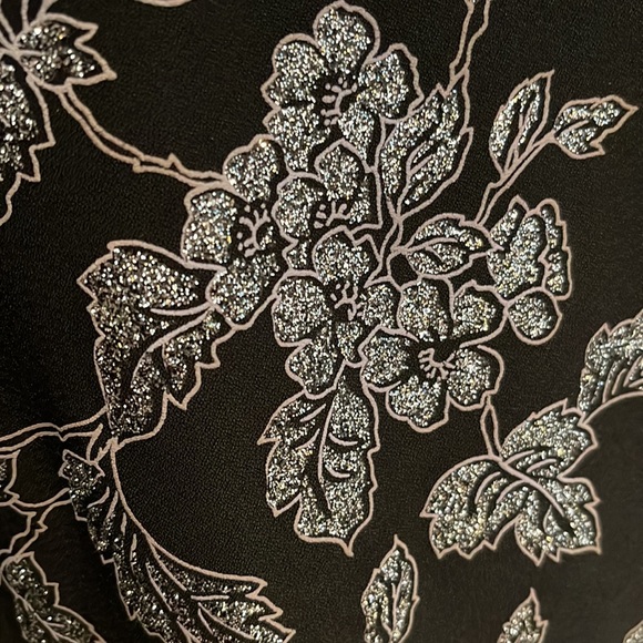 18W/20W Womens Blouse with Silver Gilter Accents - Picture 4 of 4